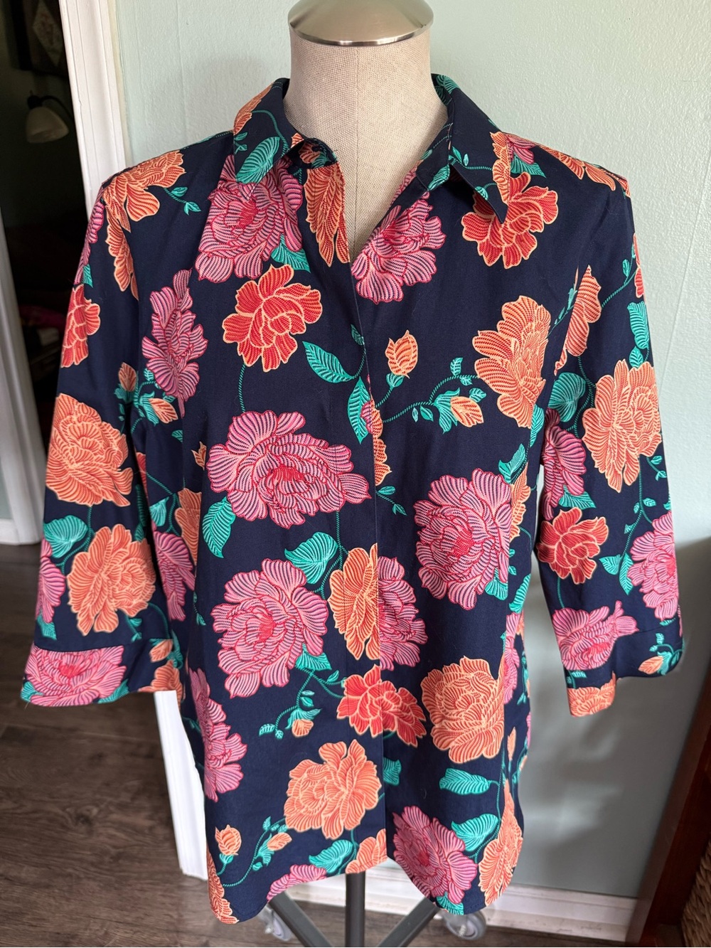 Chicos Women’s No Iron Stain Shield Navy Blue Floral Button Down Size 2/US 12-14